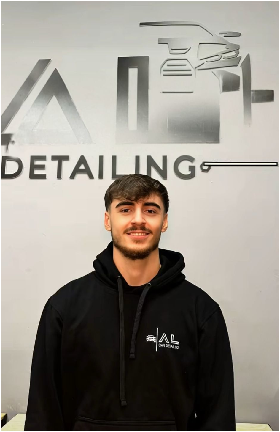 Proprietario di AL Detailing durante un trattamento auto